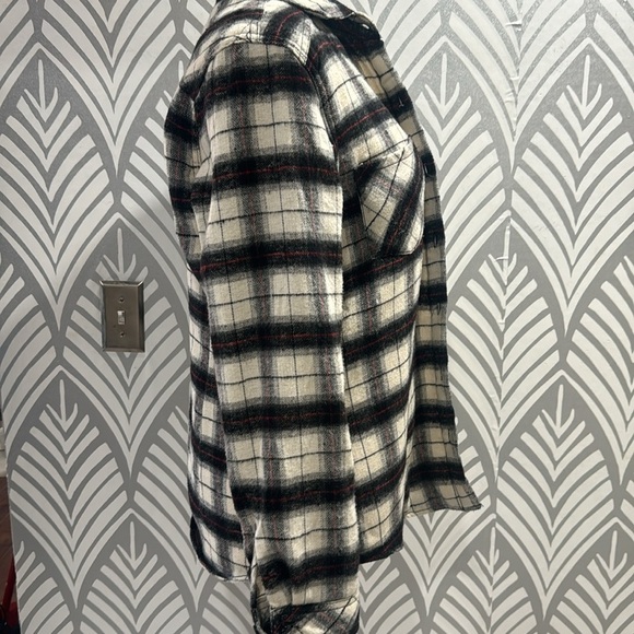 Cisono Plaid Collection women’s shacket. - Picture 5 of 9